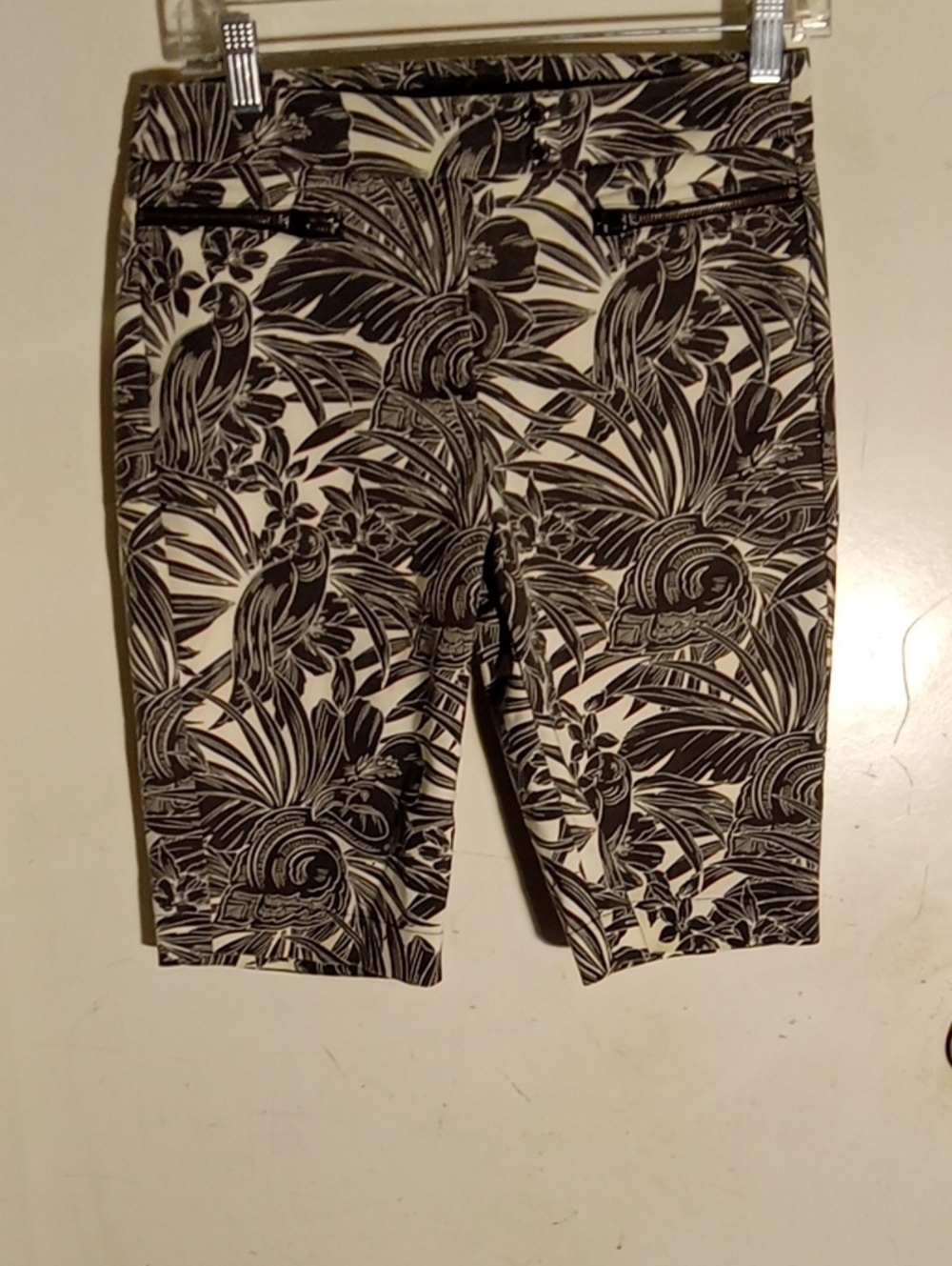 Woman Shorts Zipper Pockets In The Front Working Some Stretch Leg In Seam 11 In